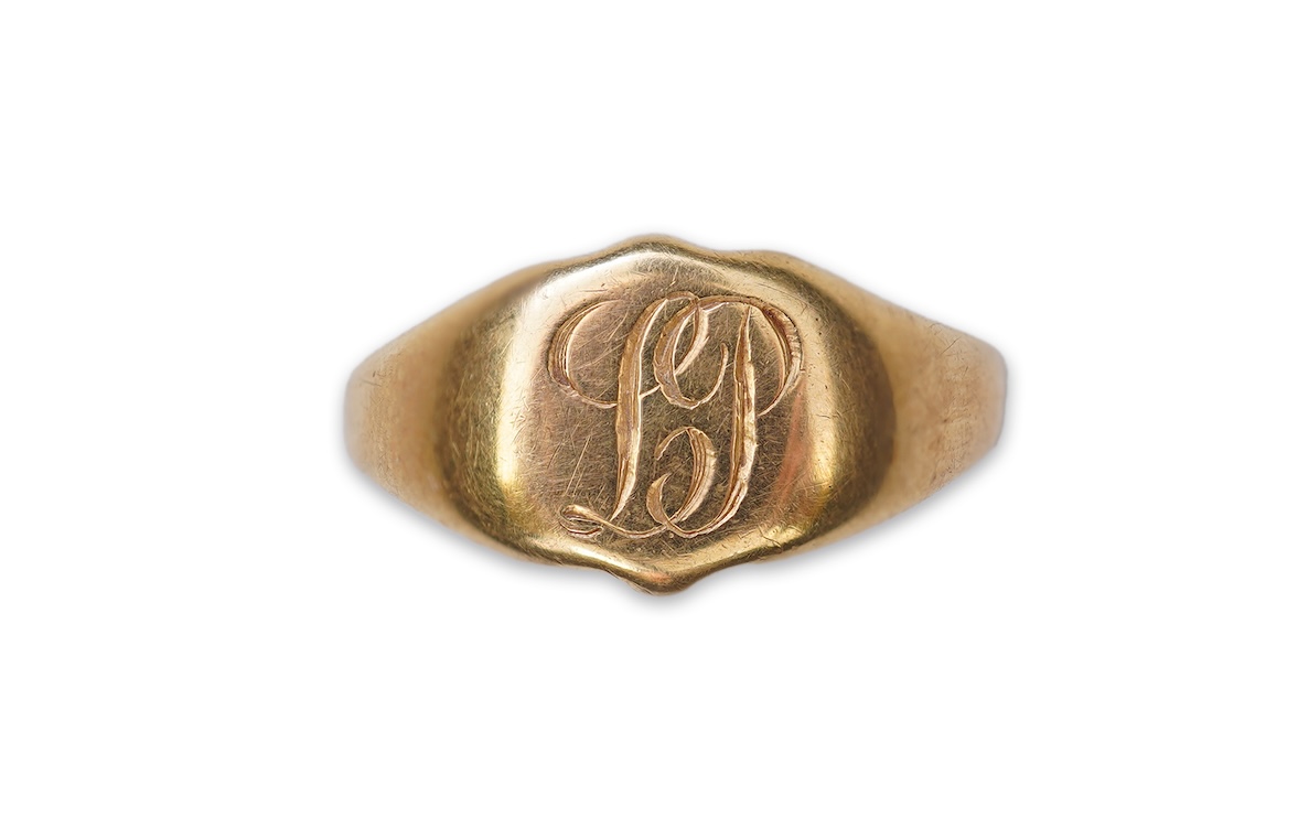 An 18ct gold signet ring